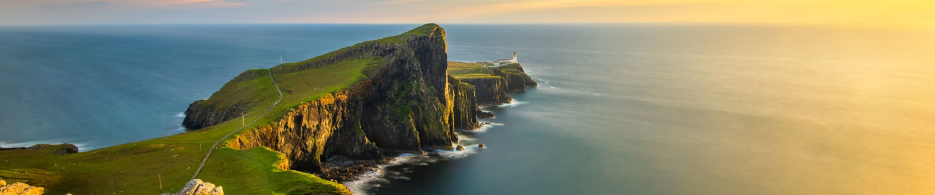 vue sur une pointe de l'ile de Skye avec phare